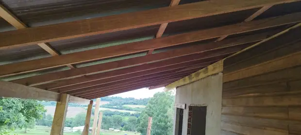 Estrutura de telhado em madeira aparelhada