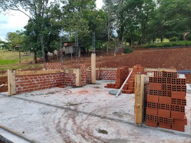 Serviço de alvenaria em obra