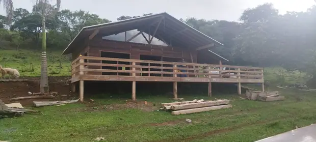Casa de camping em madeira com varanda