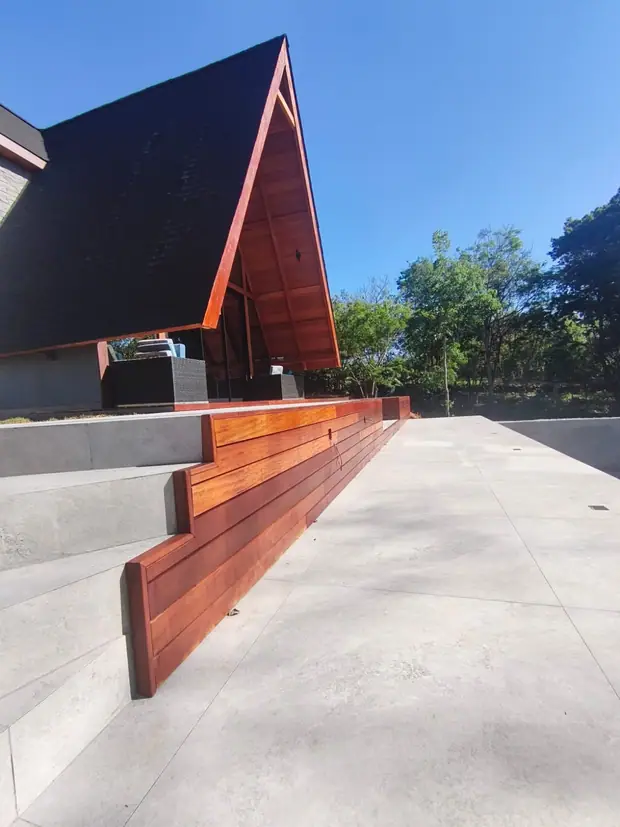 Deck frontal em madeira