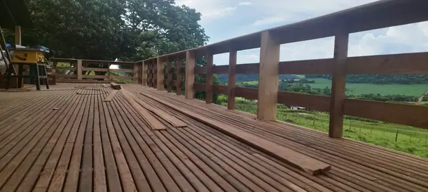 Deck em madeira maciça com guarda-corpo