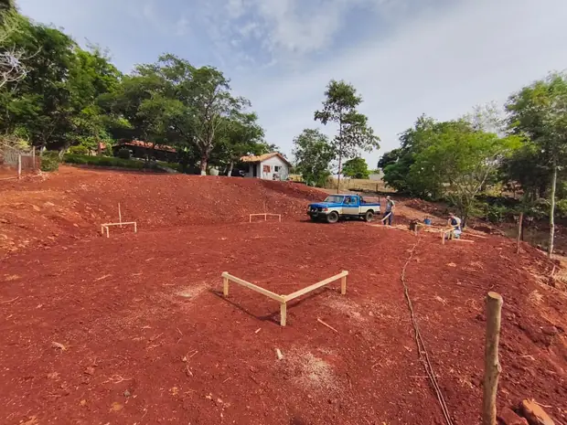 Terreno terraplenado com gabarito de locação