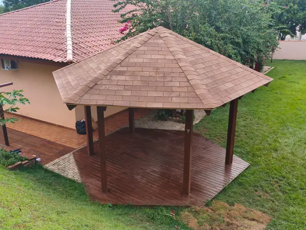 Pergolado e quiosque em madeira