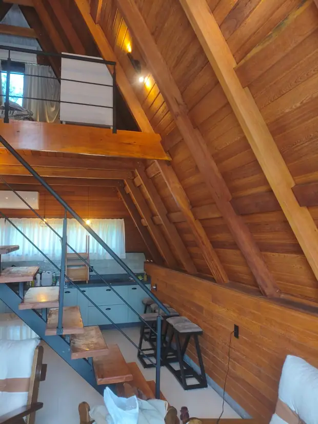 Interior acabado com mezanino e escada