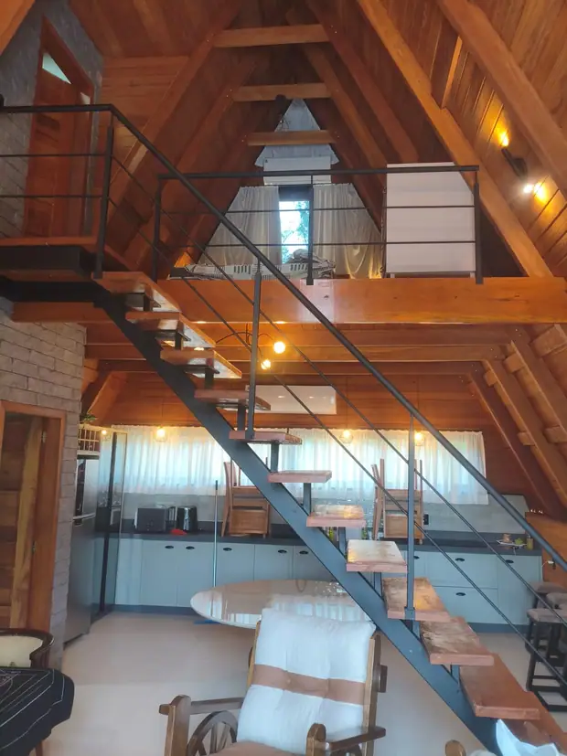 Interior com escada e mezanino