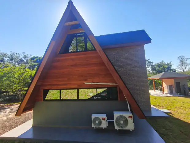Fachada do chalé A-Frame